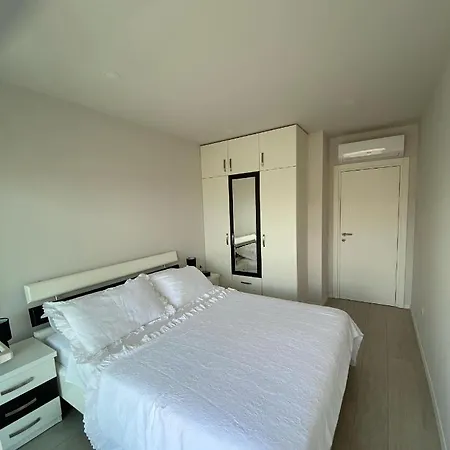 Modern With Garage Apartment Makarska