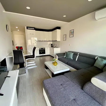 Apartment Modern With Garage Makarska