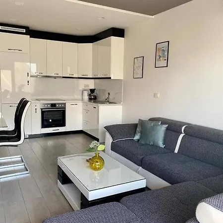 Apartment Modern With Garage *